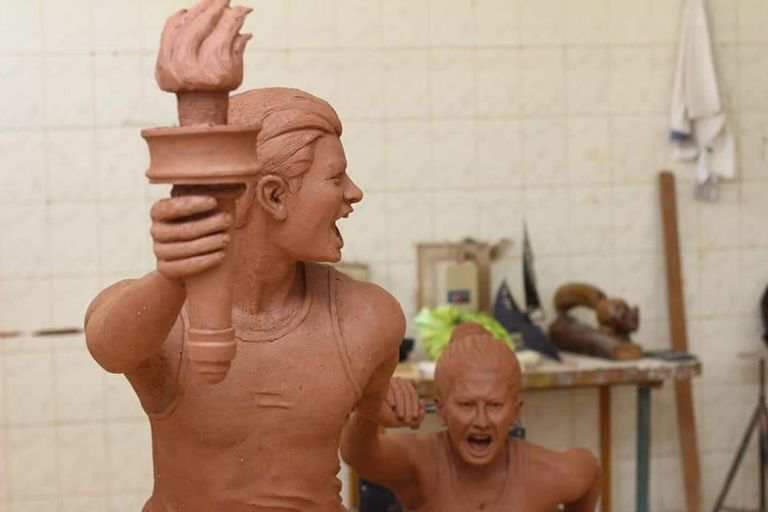 نحات ينفذ مشروع تخرجه عن أصحاب الهمم