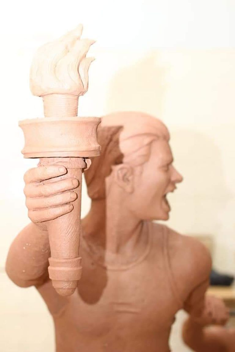 نحات ينفذ مشروع تخرجه عن أصحاب الهمم