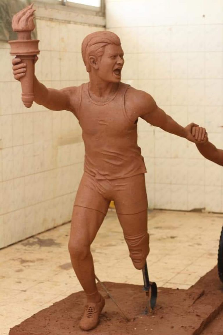 نحات ينفذ مشروع تخرجه عن أصحاب الهمم