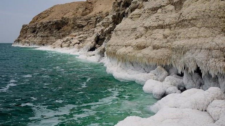 ظاهرة ثلوج الملح في البحر الميت أربكت العلماء لعقود