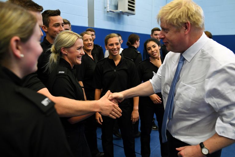 بوريس جونسون مع طاقم الشرطة في مركز وادي التايمز في ريدينج