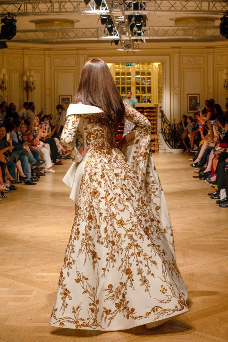 فساتين البحيري تنوعت بين القصيرة والمشغولة بالـ"hand made"