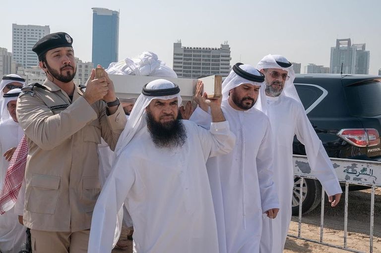 حكام الشارقة وعجمان وأم القيوين ورأس الخيمة خلال أداء صلاة الجنازة