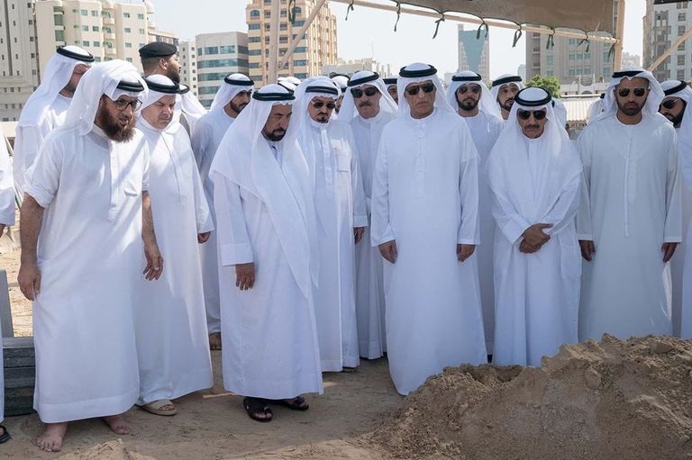 حكام الشارقة وعجمان وأم القيوين ورأس الخيمة خلال أداء صلاة الجنازة