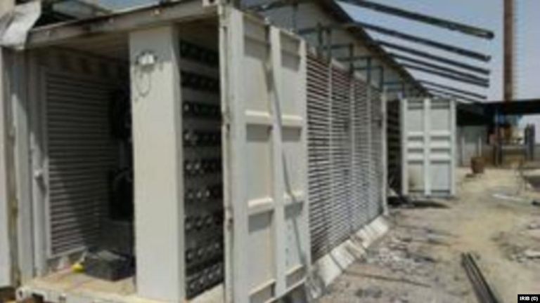 أحد مراكز استخراج العملات الرقمية في إيران - أرشيفية