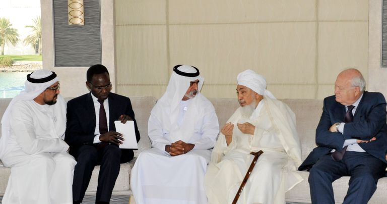 وزير التسامح الإماراتي يصافح المفوض السامي لتحالف الحضارات