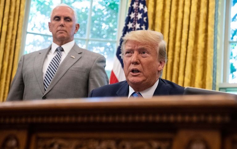 الرئيس الأمريكي ونائبه استدعاءات طارئة لمسؤولين أمريكيين وروس