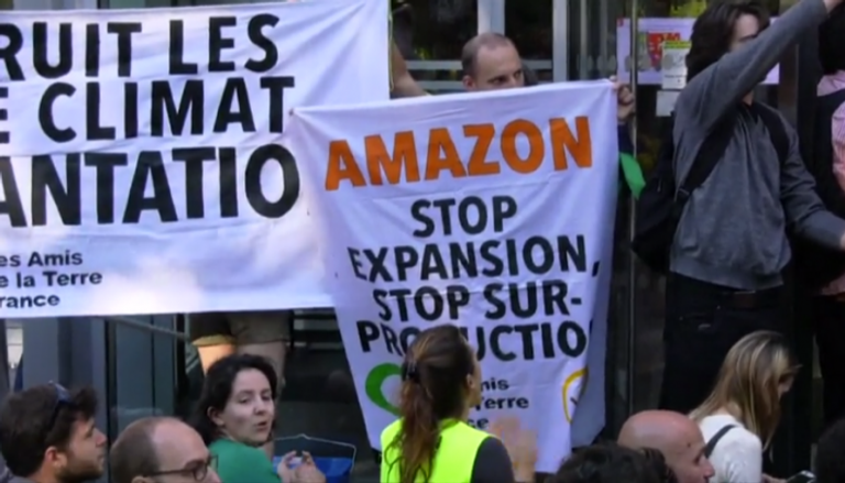 المتظاهرون أمام مقر شركة أمازون في باريس