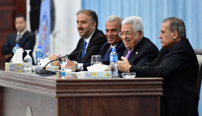 الرئيس الفلسطيني محمود عباس أثناء اللقاء 