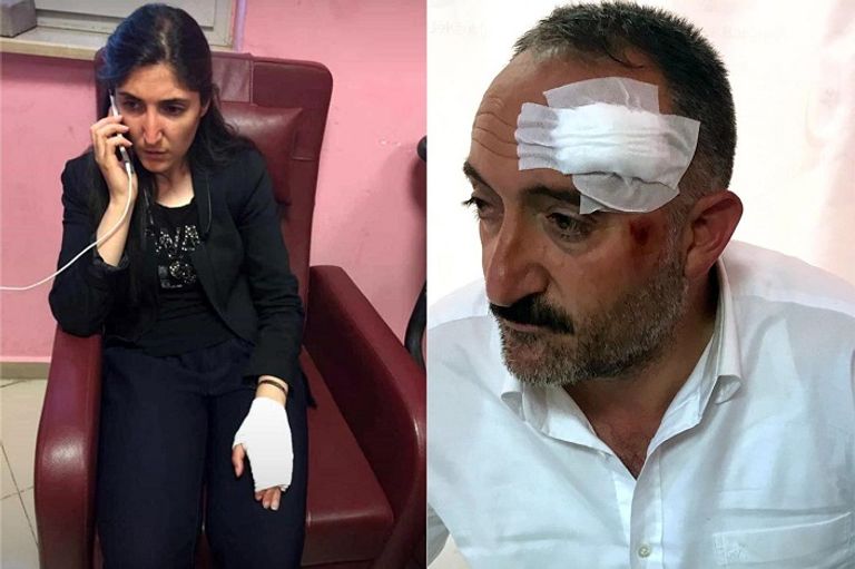 رئيسة البلدية، والرئيس المشارك المصاب أعضاء بحزب الشعوب الديمقراطي في وقفة لإدانة الاعتداء