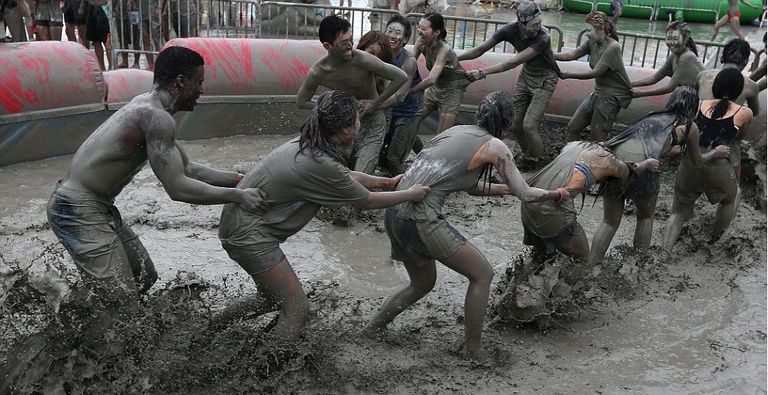من الدورة السابقة لمهرجان الطين في كوريا الجنوبية