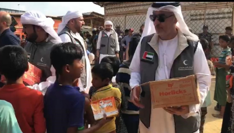  الهلال الأحمر الإماراتي يوزع مساعدات على لاجئي الروهينجا - أرشيفية
