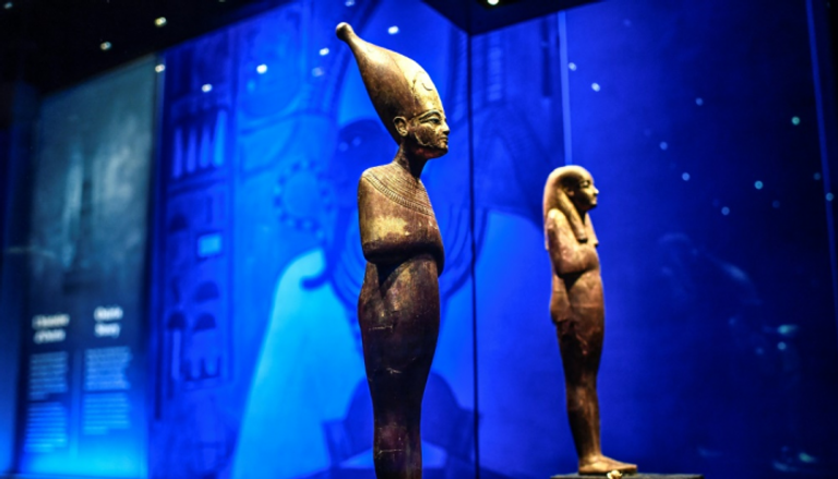 تمثالان من معرض "توت عنخ آمون: كنز الفرعون" في باريس 