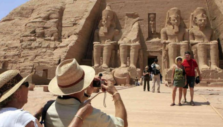 مصر تسمح للسائحين تصوير الآثار بالموبايل