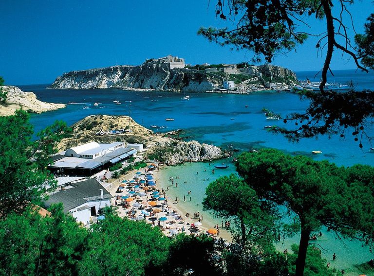 جزر تريميتي.. متعة الاستجمام في المياه الفيروزية