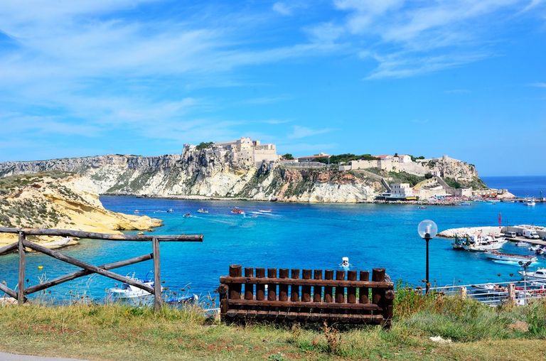 جزر تريميتي.. متعة الاستجمام في المياه الفيروزية