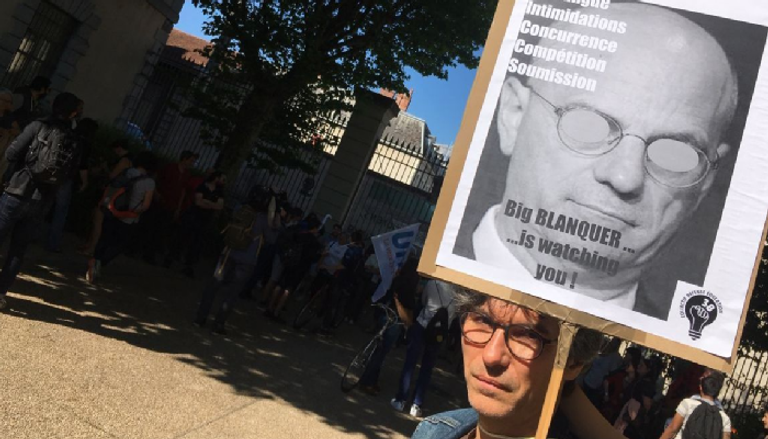 المضربون يرفعون لافتات ضد وزير التعليم الفرنسي