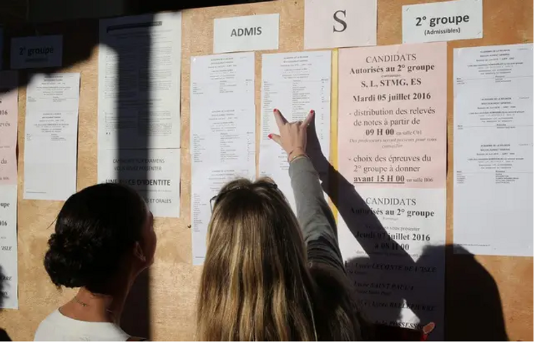 المضربون يرفعون لافتات ضد وزير التعليم الفرنسي