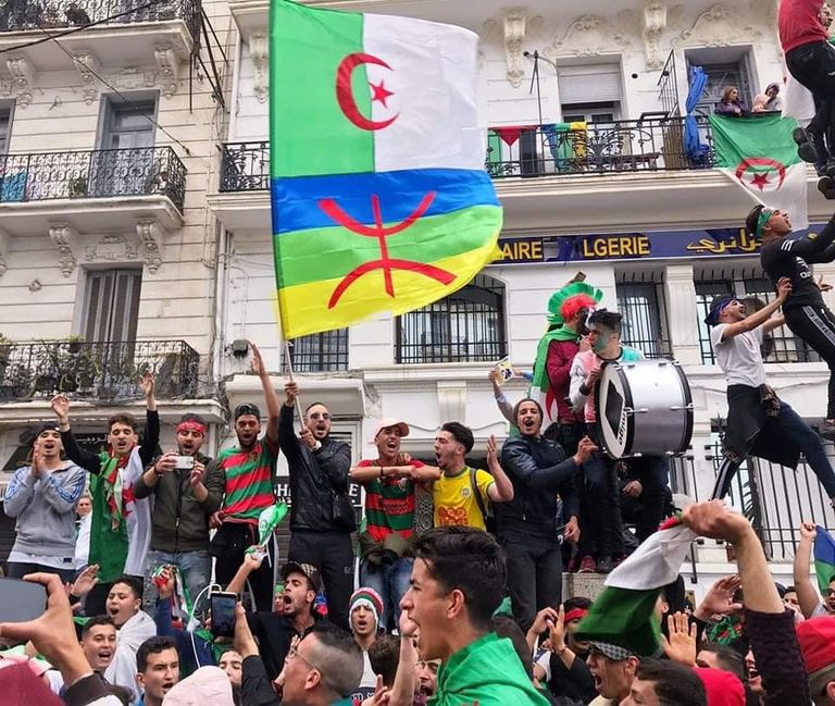 العلم الأمازيغي بجانب العلم الجزائري خلال المظاهرات مظاهرات الجزائر - أرشيفية