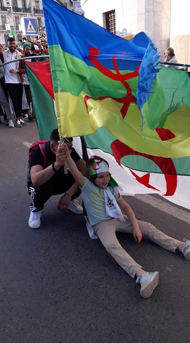 العلم الأمازيغي بجانب العلم الجزائري خلال المظاهرات مظاهرات الجزائر - أرشيفية