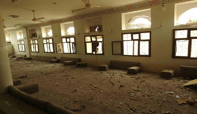 جانب من آثار القصف على منزل محافظ مأرب