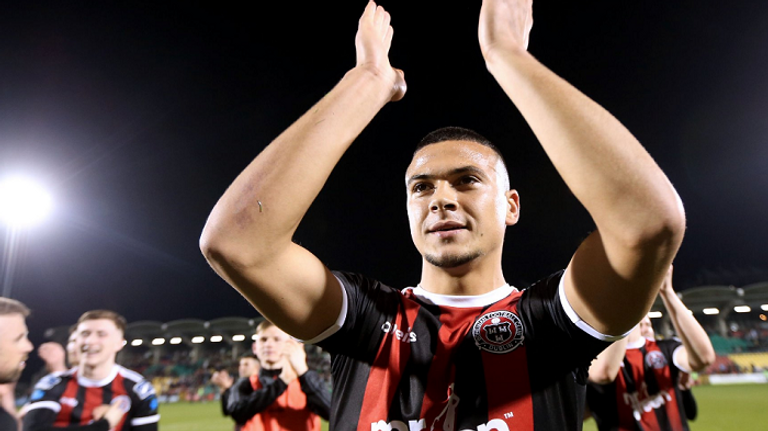 علي رغبة رياض محرز بقميص فريقه السابق ليستر