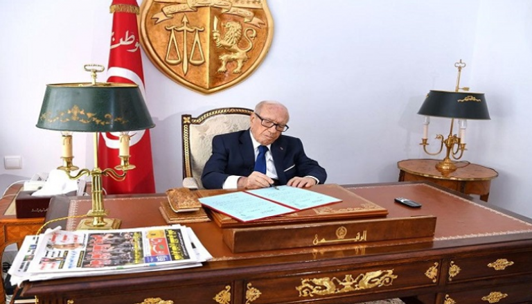 السبسي يوقع أمر دعوة التونسيين للمشاركة في الانتخابات