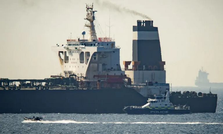 صورة السفينة المحتجزة