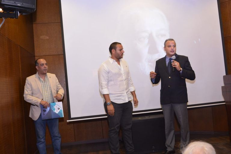 الفنان تامر عبدالمنعم أثناء كلمة له بحفل التأبين