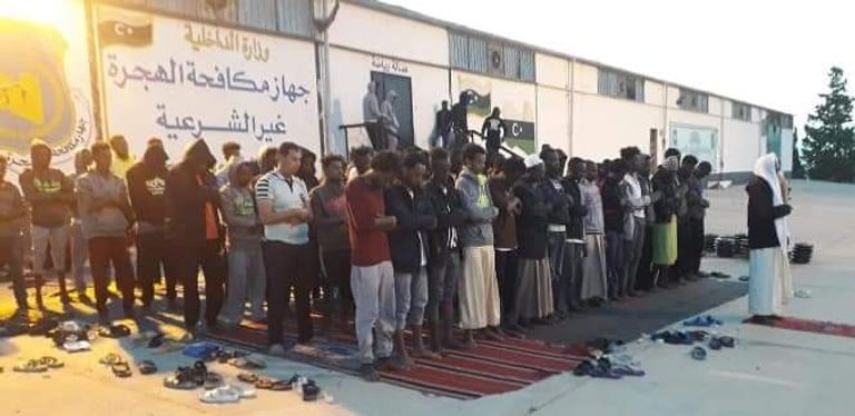 مهاجرون غير شرعيون في مركز إيواء مهاجرون غير شرعيين في ليبيا