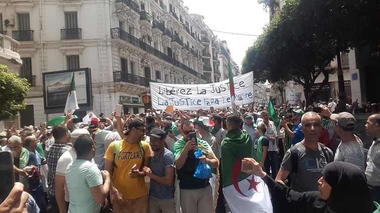 جزائريون يتظاهرون ضد نظام بوتفليقة في الجمعة العشرين