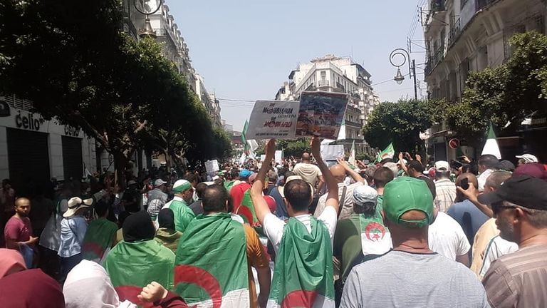 جزائريون يتظاهرون ضد نظام بوتفليقة في الجمعة العشرين