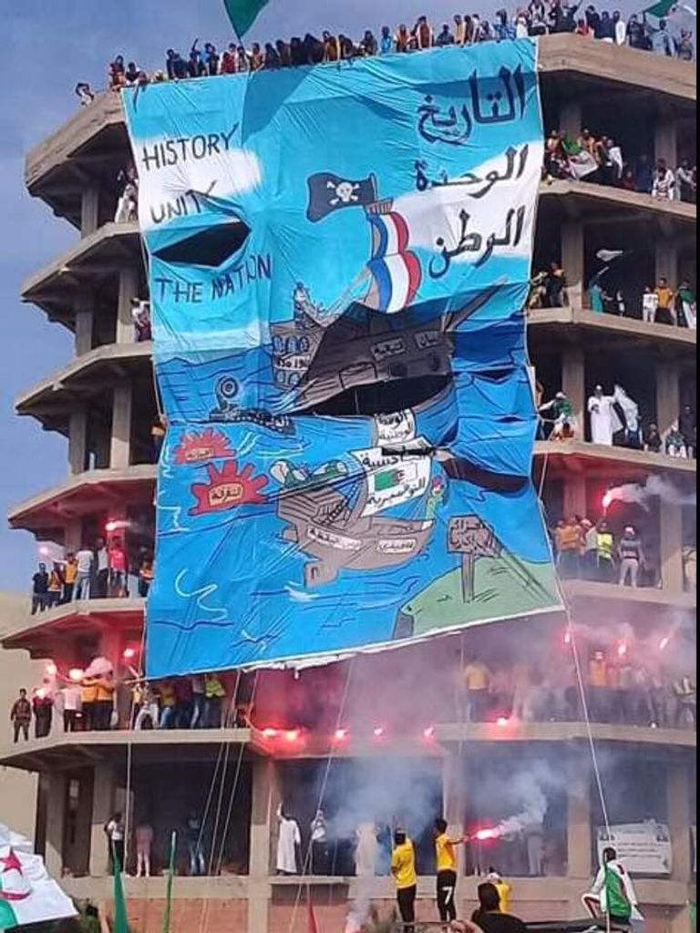 لافتة ضخمة في مظاهرات الجزائريين تدعو إلى إنهاء النفوذ الفرنسي في الجزائر مظاهرات الجزائر - أرشيفية