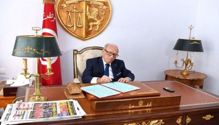السبسي يوقع أمر دعوة التونسيين للمشاركة في الانتخابات