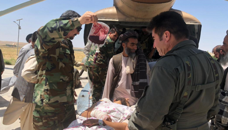 نقل أحد المصابين في الهجوم على سوق شعبية شمال أفغانستان
