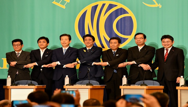 شينزو آبي خلال اجتماعه مع قادة الأحزاب في اليابان