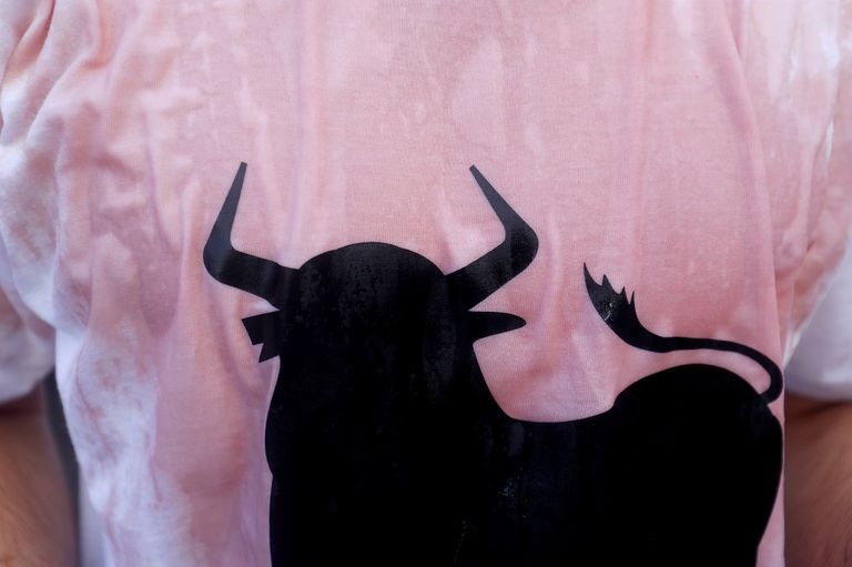 حشود ضخمة في ميدان "بامبلونا" عند انطلاق المهرجان