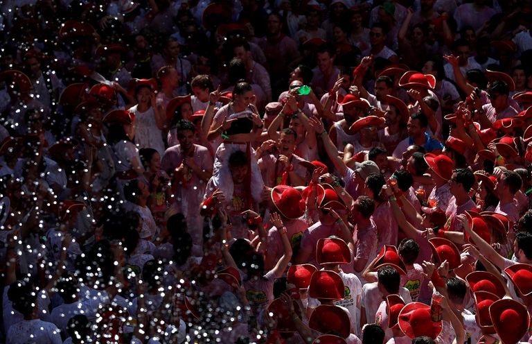 حشود ضخمة في ميدان "بامبلونا" عند انطلاق المهرجان