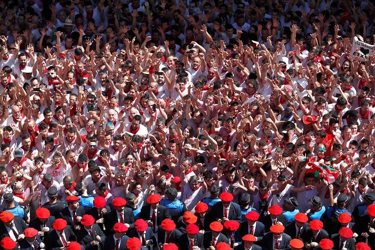 حشود ضخمة في ميدان "بامبلونا" عند انطلاق المهرجان