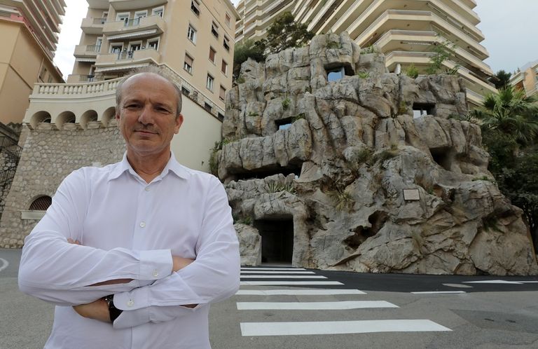 الفيلا تتألف من 6 طوابق و3 غرف نوم و3 حمامات ومسبح