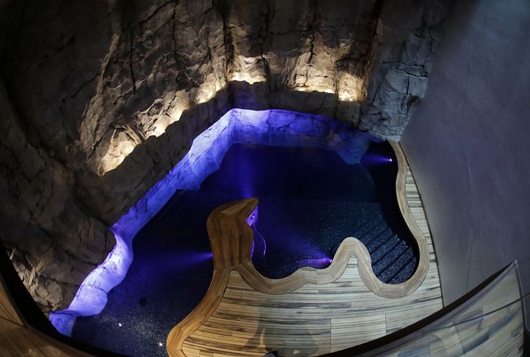 الفيلا تتألف من 6 طوابق و3 غرف نوم و3 حمامات ومسبح