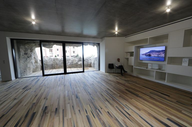 الفيلا تتألف من 6 طوابق و3 غرف نوم و3 حمامات ومسبح