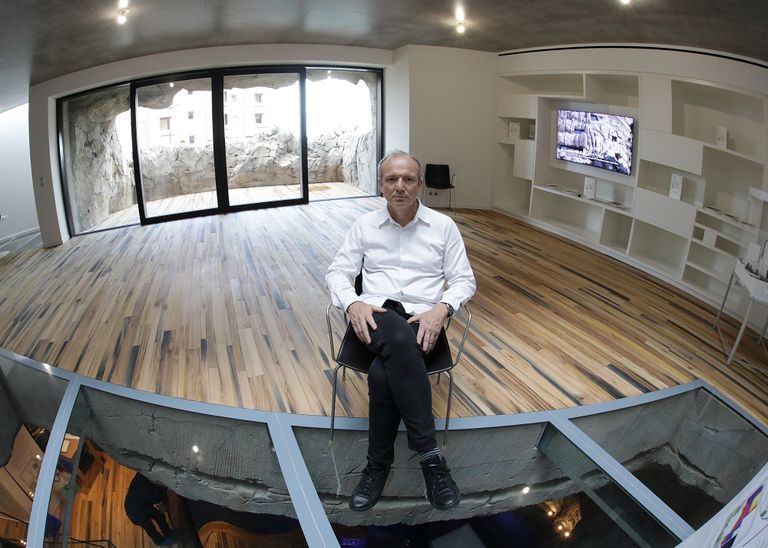 الفيلا تتألف من 6 طوابق و3 غرف نوم و3 حمامات ومسبح