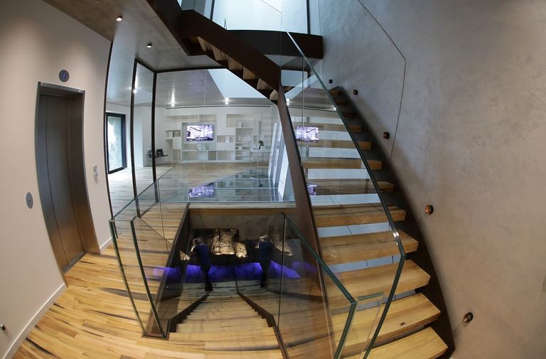 الفيلا تتألف من 6 طوابق و3 غرف نوم و3 حمامات ومسبح