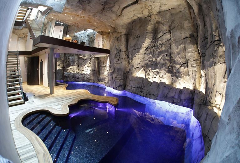 الفيلا تتألف من 6 طوابق و3 غرف نوم و3 حمامات ومسبح