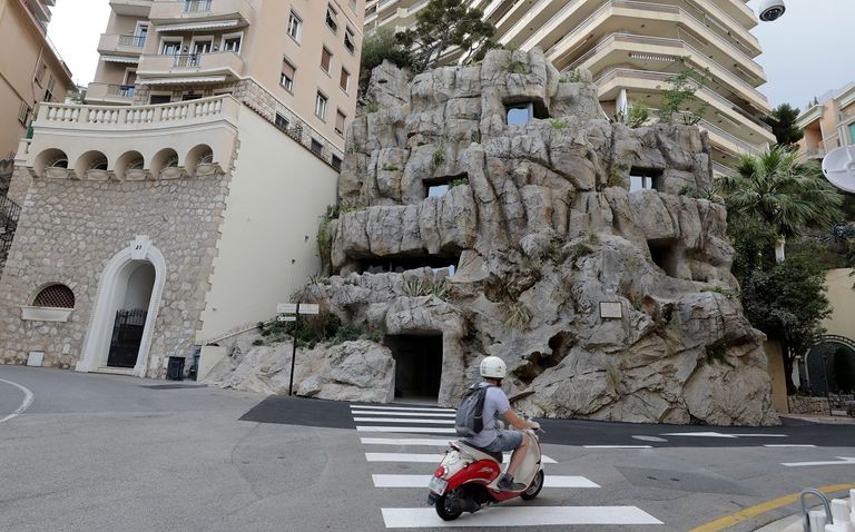 الفيلا تتألف من 6 طوابق و3 غرف نوم و3 حمامات ومسبح