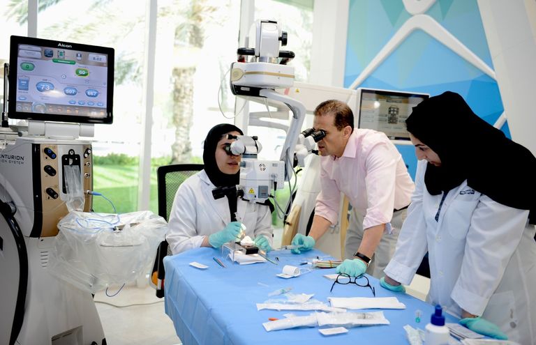 مختبر جراحي مبتكر لتدريب أطباء العيون بدبي