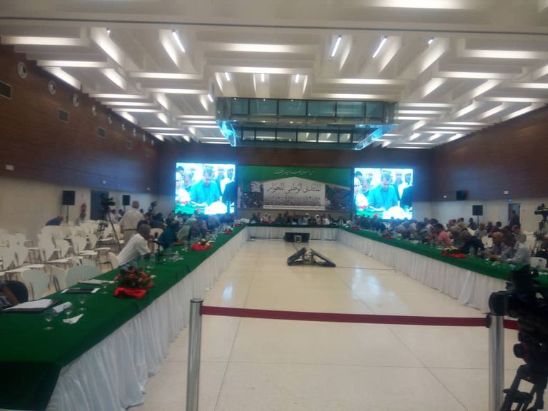 جانب من اجتماع المنتدى الوطني للحوار