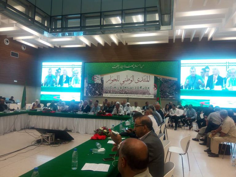 جانب من اجتماع المنتدى الوطني للحوار