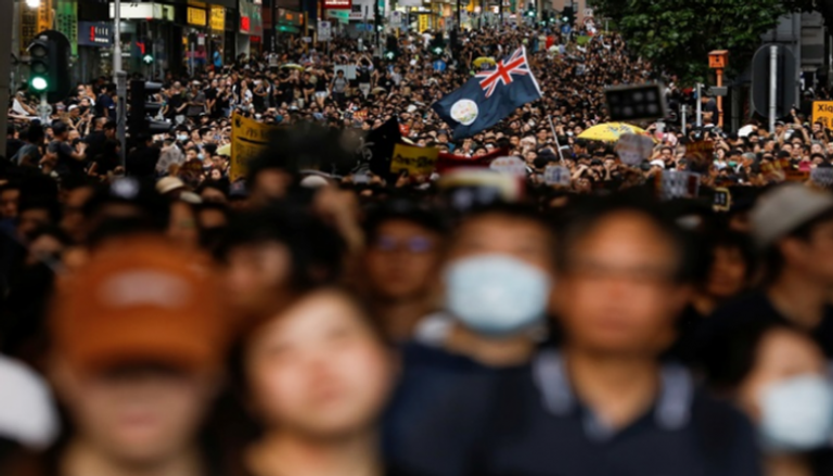 الآلاف يحتجون في هونج كونج - رويترز